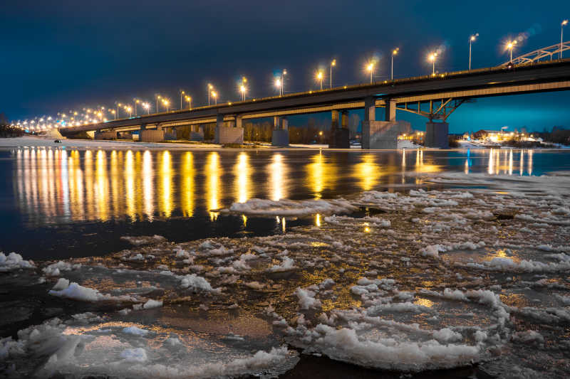 俄罗斯的大桥夜景