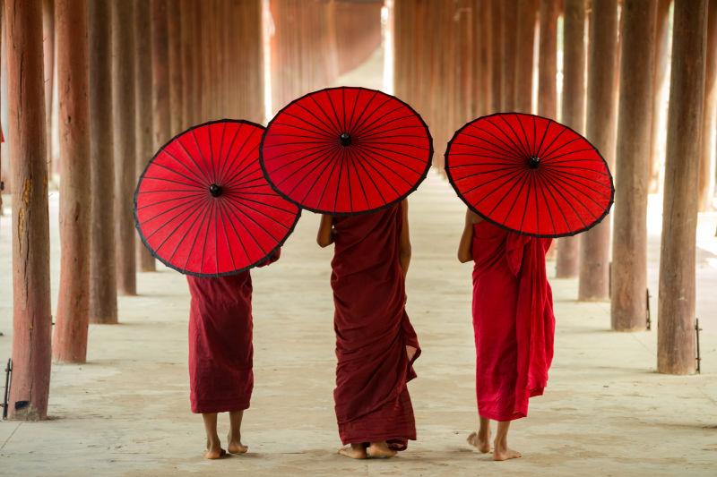 撑着红伞的三个缅甸小和尚